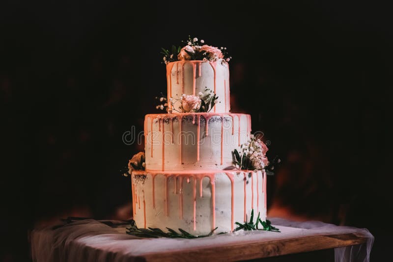 Schöne elegante große drei Schichten weiße Hochzeitstorte stockfotos Schöne elegante große drei Schichten weiße Hochzeitstorte stockfotos