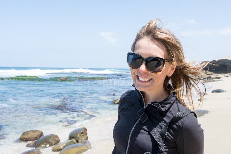 Schöne erwachsene weibliche Haltungen an La- Jollastrand in San Diego, tragende Sonnenbrille stockfotos Schöne erwachsene weibliche Haltungen an La- Jollastrand in San Diego, tragende Sonnenbrille stockfotos