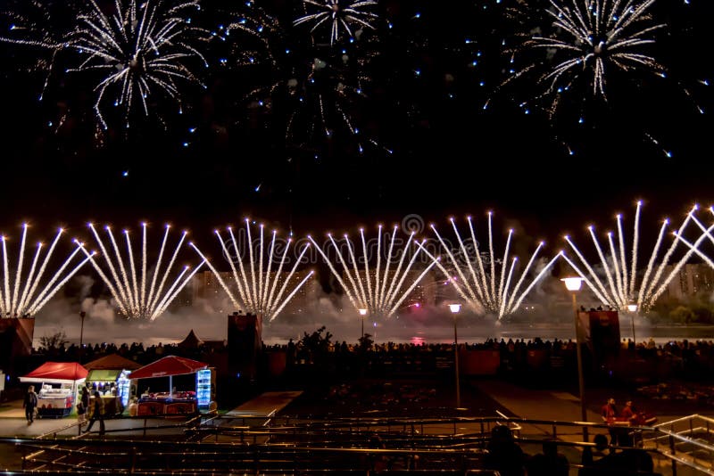 Schöne Feuerwerke in der Nachtstadt Fansalven Heller Blitz, großartiges Feuerwerk Kopieren Sie Platz stockfotografie Schöne Feuerwerke in der Nachtstadt Fansalven Heller Blitz, großartiges Feuerwerk Kopieren Sie Platz stockfotografie