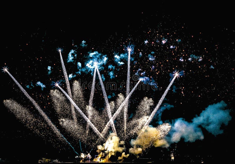 Schöne Feuerwerke nachts lizenzfreie stockbilder Schöne Feuerwerke nachts lizenzfreie stockbilder