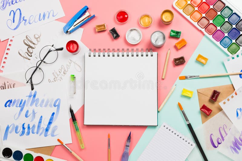 Schöne flatlay Anordnung mit Aquarellen, Bürsten, Gläser, brushpen, Farben mit Notizbuch mit leerer copyspace Seite und oth lizenzfreie stockfotografie