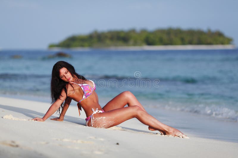 Schöne Frau Auf Strand Stockbild Bild Von Draussen Bikini 28633809