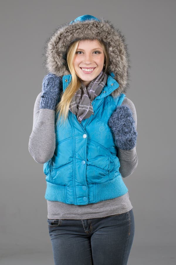 Schöne Frau in der Winter-Kleidung lizenzfreies stockfoto Schöne Frau in der Winter-Kleidung lizenzfreies stockfoto