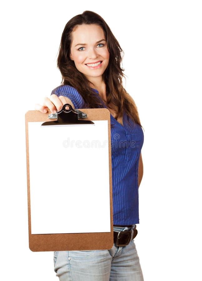 Schöne Frau, die heraus unbelegtes Klemmbrett anhält lizenzfreies stockbild