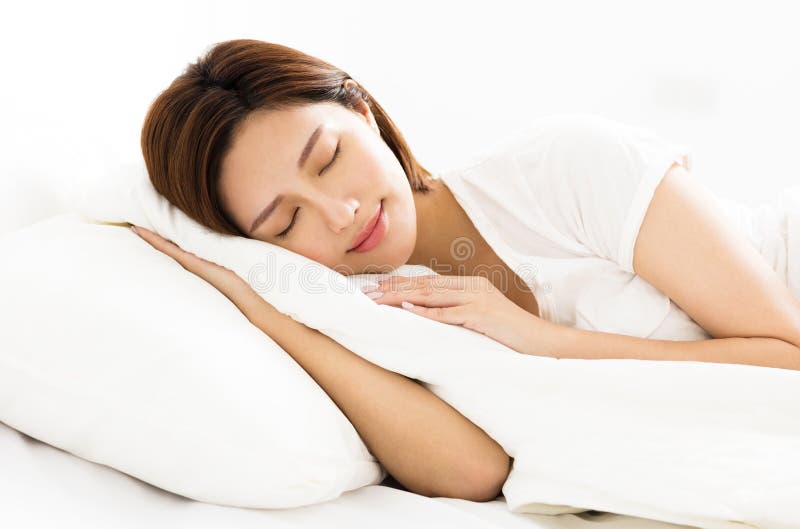 Schöne Frau, die im Bett schläft lizenzfreie stockbilder Schöne Frau, die im Bett schläft lizenzfreie stockbilder
