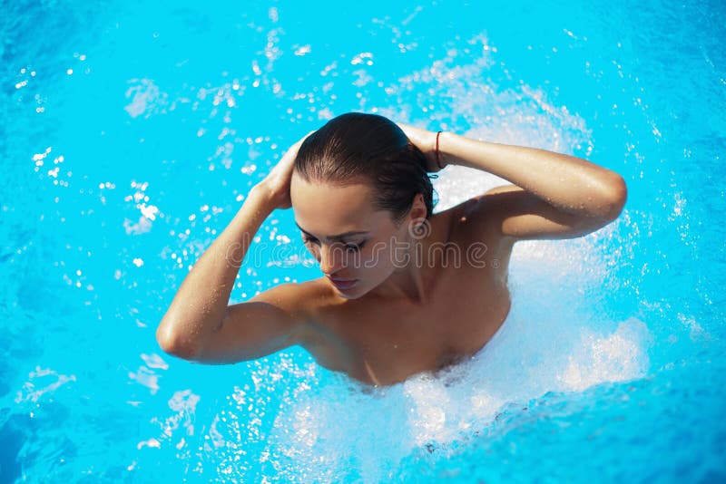 Schöne Frau in einem Swimmingpool lizenzfreie stockfotos Schöne Frau in einem Swimmingpool lizenzfreie stockfotos