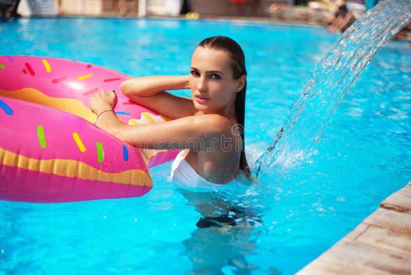 Schöne Frau in einem Swimmingpool stockbild Schöne Frau in einem Swimmingpool stockbild