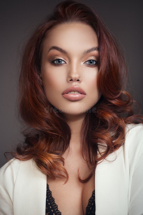 Schöne Frau Helles Make-up Rotes Haar lizenzfreie stockfotografie Schöne Frau Helles Make-up Rotes Haar lizenzfreie stockfotografie