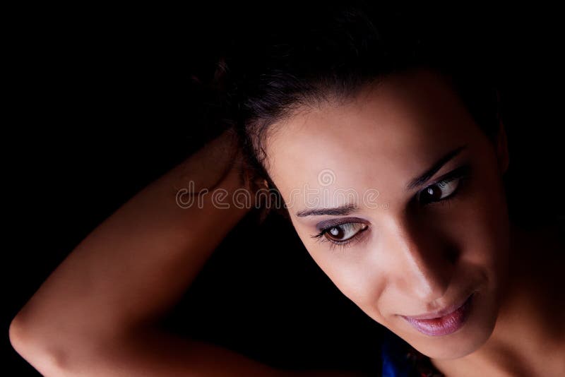 Schöne Frau, ihr Haar mit seiner Hand anhalten lizenzfreie stockbilder Schöne Frau, ihr Haar mit seiner Hand anhalten lizenzfreie stockbilder