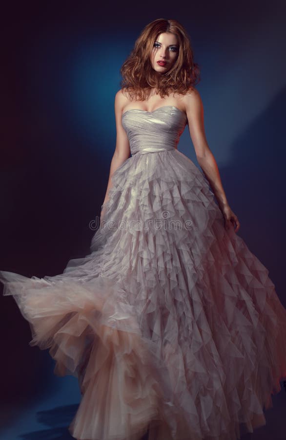 Schöne Frau im langen Abendkleid stockfotos Schöne Frau im langen Abendkleid stockfotos