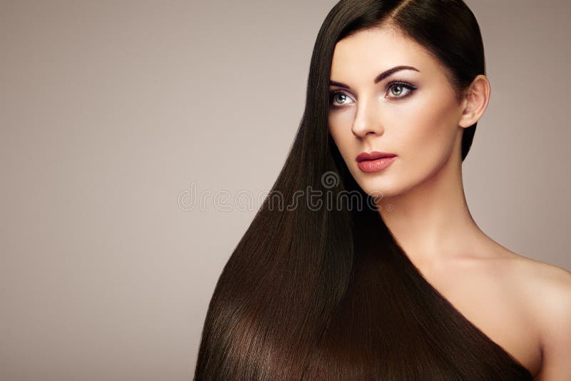 Schöne Frau mit dem langen glatten Haar lizenzfreies stockbild Schöne Frau mit dem langen glatten Haar lizenzfreies stockbild