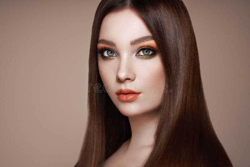 Schöne Frau mit dem langen glatten Haar lizenzfreie stockfotos Schöne Frau mit dem langen glatten Haar lizenzfreie stockfotos