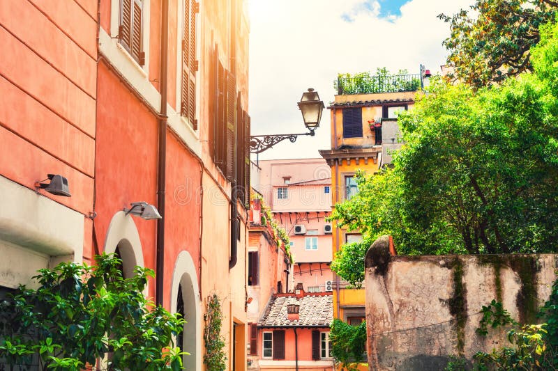 Schöne gemütliche Straße in Trastevere-Bezirk in Rom, Italien stockfotografie Schöne gemütliche Straße in Trastevere-Bezirk in Rom, Italien stockfotografie