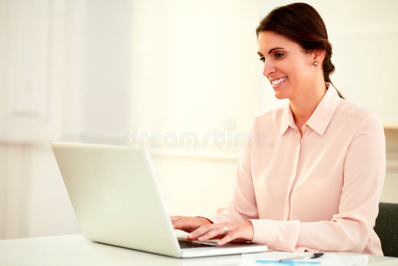 Schöne Geschäftsfrau 20s, die ihren Laptop verwendet lizenzfreies stockfoto Schöne Geschäftsfrau 20s, die ihren Laptop verwendet lizenzfreies stockfoto