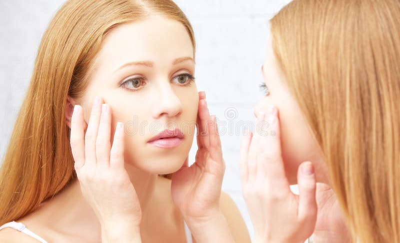 Schöne gesunde Frau und Spiegel stockbild Schöne gesunde Frau und Spiegel stockbild