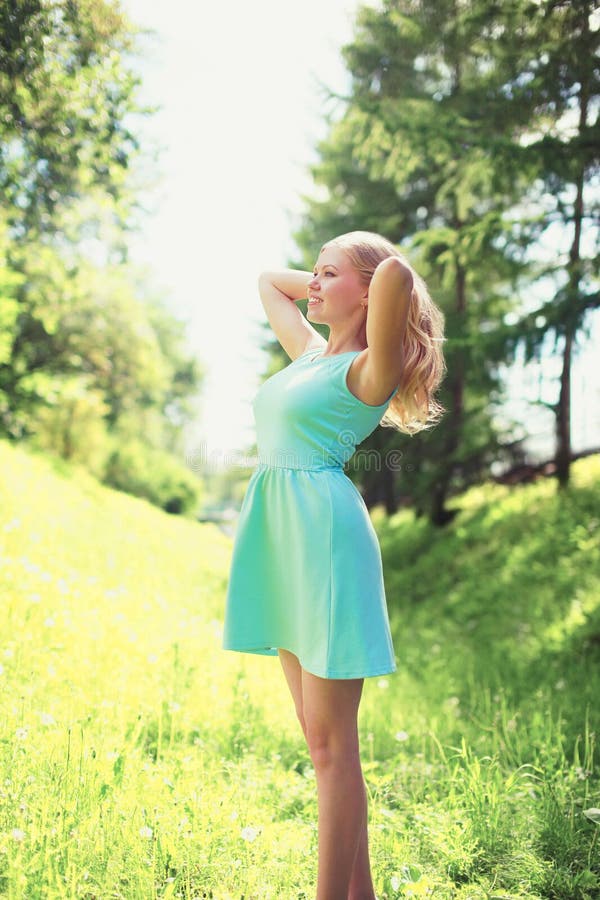 Schöne glückliche blonde junge Frau im Kleid lizenzfreie stockfotos Schöne glückliche blonde junge Frau im Kleid lizenzfreie stockfotos