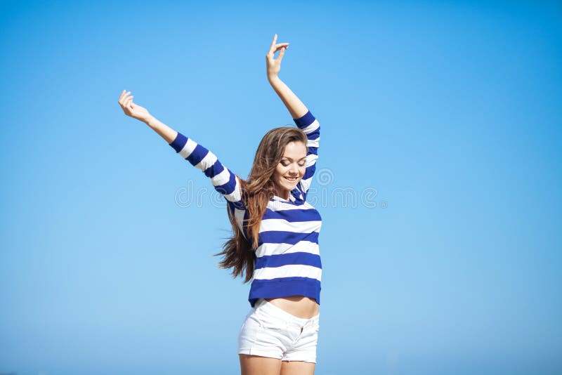 Schöne glückliche Frau, die draußen Sommer genießt lizenzfreie stockfotos Schöne glückliche Frau, die draußen Sommer genießt lizenzfreie stockfotos
