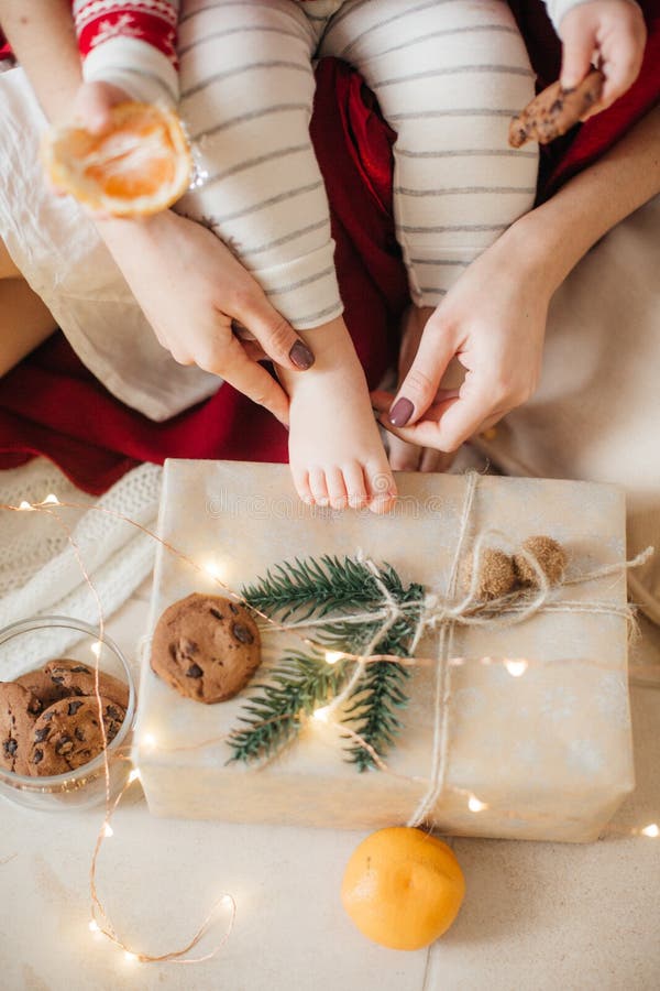 Schöne glückliche Frau mit Baby nahe einem Weihnachtsbaum mit Geschenken lizenzfreies stockfoto Schöne glückliche Frau mit Baby nahe einem Weihnachtsbaum mit Geschenken lizenzfreies stockfoto