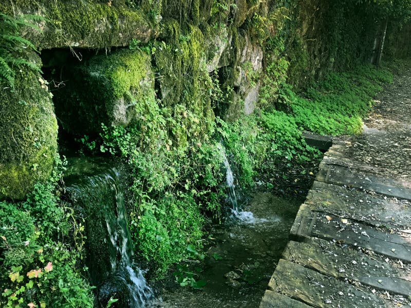 Schöne grüne Landschaft in Spanien Natürlicher Brunnen zwischen mou stockfoto Schöne grüne Landschaft in Spanien Natürlicher Brunnen zwischen mou stockfoto