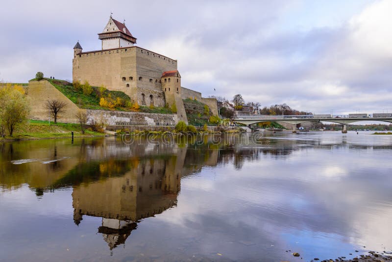 Schöne Herbstansicht von Narva-Schloss lizenzfreies stockbild Schöne Herbstansicht von Narva-Schloss lizenzfreies stockbild
