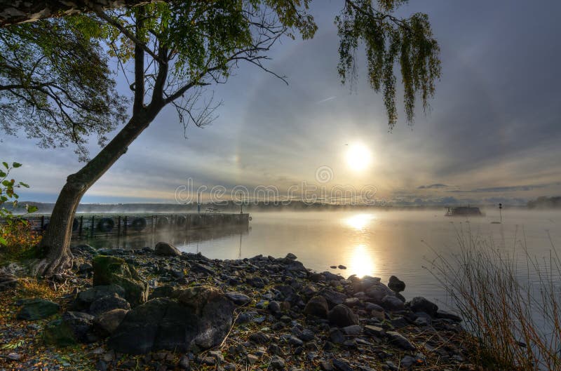 Schöne Herbstlandschaft von schwedischem See morgens lizenzfreie stockbilder Schöne Herbstlandschaft von schwedischem See morgens lizenzfreie stockbilder