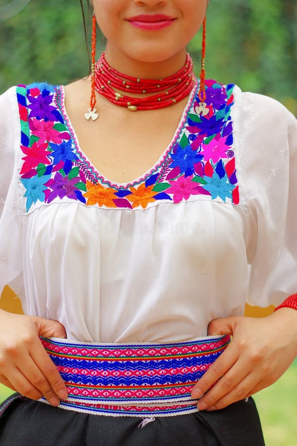 Schöne hispanische Frau der Nahaufnahme, die schwarzen Rock, traditionelle weiße Andenbluse mit bunter Dekoration herum trägt lizenzfreie stockbilder Schöne hispanische Frau der Nahaufnahme, die schwarzen Rock, traditionelle weiße Andenbluse mit bunter Dekoration herum trägt lizenzfreie stockbilder