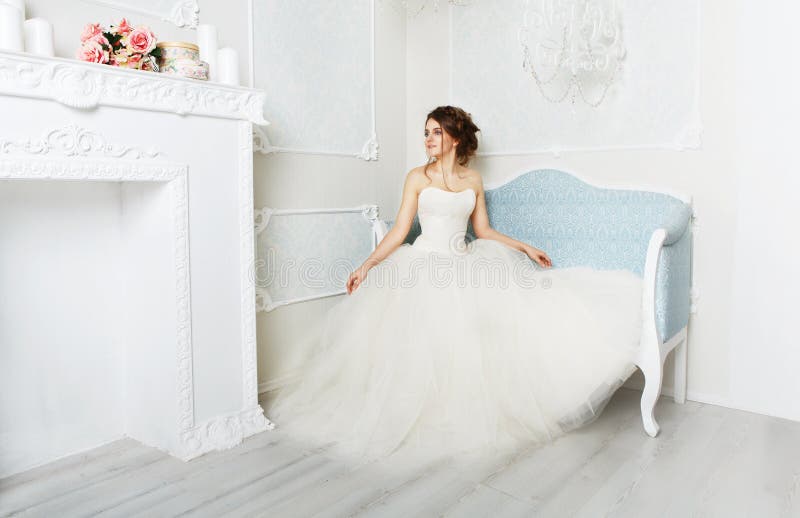 Schöne junge Braut im Weinlesehochzeitskleid lizenzfreies stockbild Schöne junge Braut im Weinlesehochzeitskleid lizenzfreies stockbild