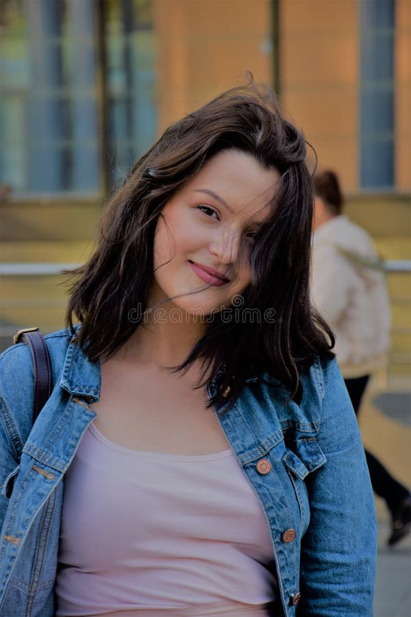 Schöne junge elegante Frau in der Stadt lizenzfreie stockfotos Schöne junge elegante Frau in der Stadt lizenzfreie stockfotos