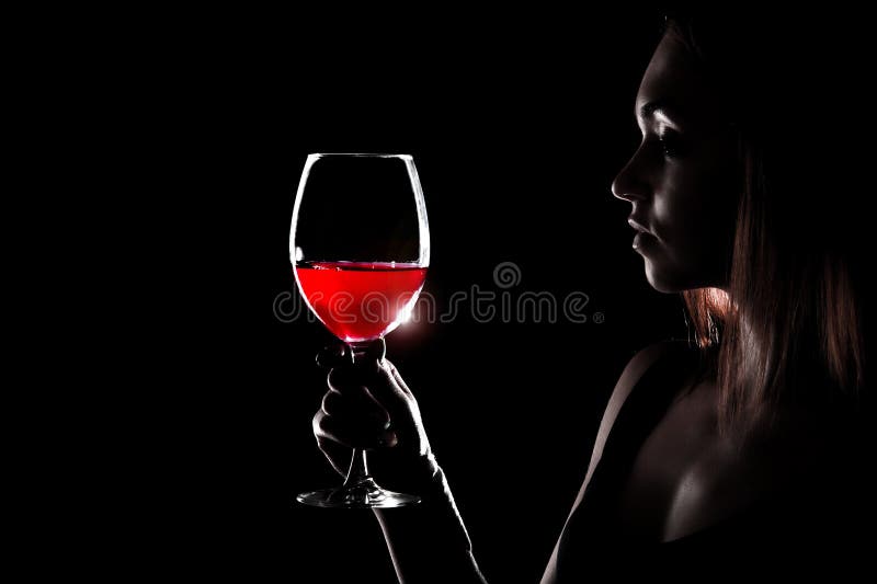 Schöne junge Frau, die das Glas eines Rotweins hält lizenzfreies stockfoto Schöne junge Frau, die das Glas eines Rotweins hält lizenzfreies stockfoto
