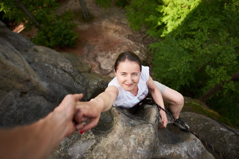 Schöne junge Frau, die draußen auf Felsen im Sommer klettert Beschneidungspfad eingeschlossen Kletterndes Felsentrekking des glüc lizenzfreie stockfotos Schöne junge Frau, die draußen auf Felsen im Sommer klettert Beschneidungspfad eingeschlossen Kletterndes Felsentrekking des glüc lizenzfreie stockfotos