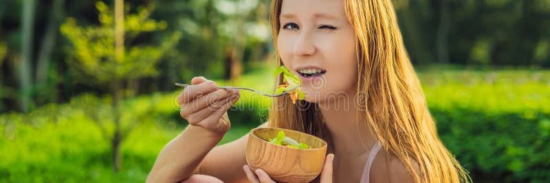 Schöne junge Frau, die Frischgemüsesalat isst Lösen von Gewichtskonzept FAHNE, LANGES FORMAT lizenzfreies stockbild Schöne junge Frau, die Frischgemüsesalat isst Lösen von Gewichtskonzept FAHNE, LANGES FORMAT lizenzfreies stockbild