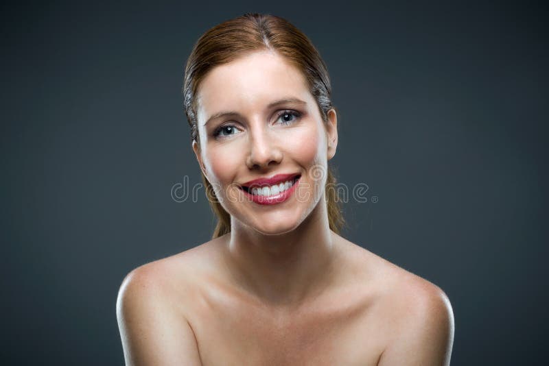 Schöne junge Frau, die Kamera über schwarzem Hintergrund betrachtet lizenzfreie stockfotografie Schöne junge Frau, die Kamera über schwarzem Hintergrund betrachtet lizenzfreie stockfotografie