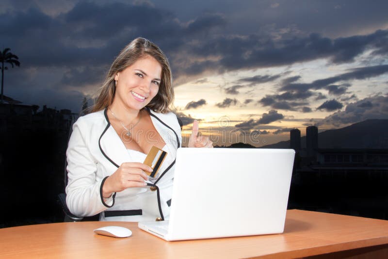Schöne junge Frau, die online unter Verwendung ihrer Kreditkarte auf t kauft lizenzfreie stockfotografie Schöne junge Frau, die online unter Verwendung ihrer Kreditkarte auf t kauft lizenzfreie stockfotografie