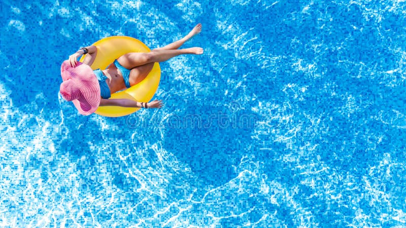 Schöne junge Frau im Hut in der von der Luftdraufsicht des Swimmingpools von oben genanntem, Mädchen im Bikini entspannt sich und lizenzfreies stockfoto