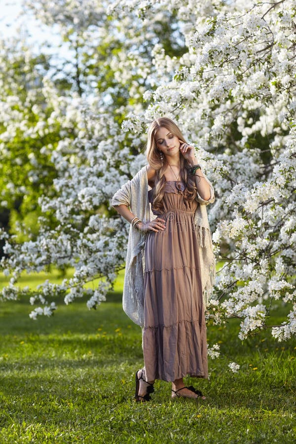 Schöne junge Frau in langer Kleid-boho Art auf UNO des grünen Grases stockbild Schöne junge Frau in langer Kleid-boho Art auf UNO des grünen Grases stockbild