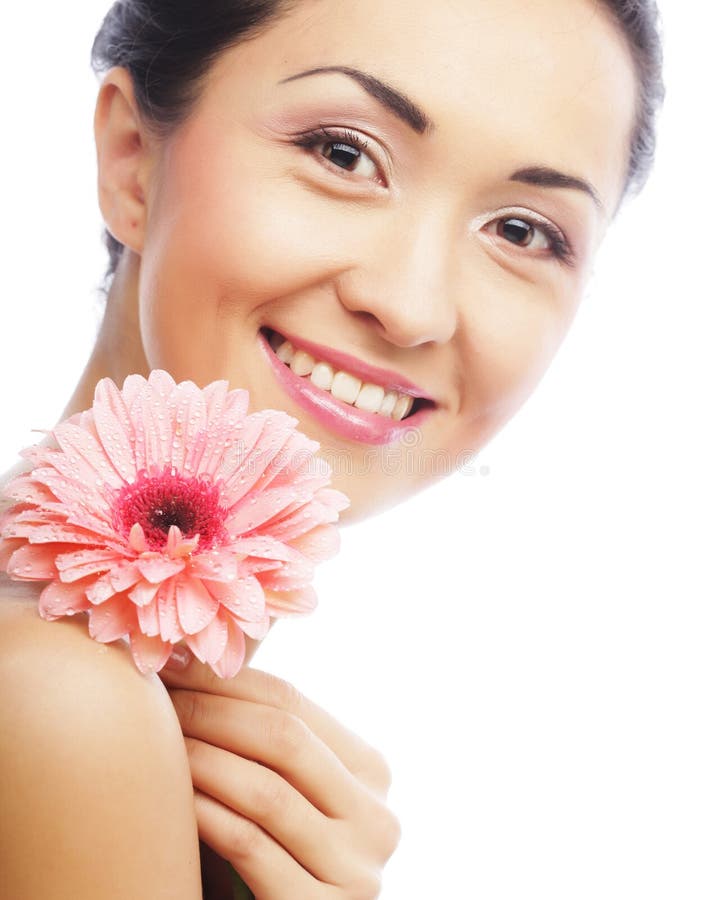 Schöne junge Frau mit gerber Blume lizenzfreie stockfotografie Schöne junge Frau mit gerber Blume lizenzfreie stockfotografie