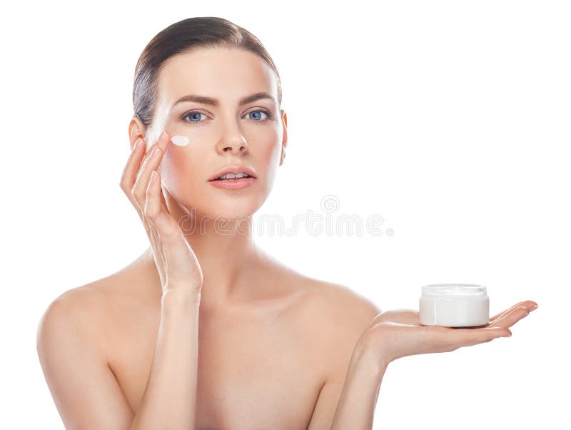 Schöne junge Frau mit Glas Sahne- und kosmetischer Creme auf a lizenzfreie stockfotografie Schöne junge Frau mit Glas Sahne- und kosmetischer Creme auf a lizenzfreie stockfotografie