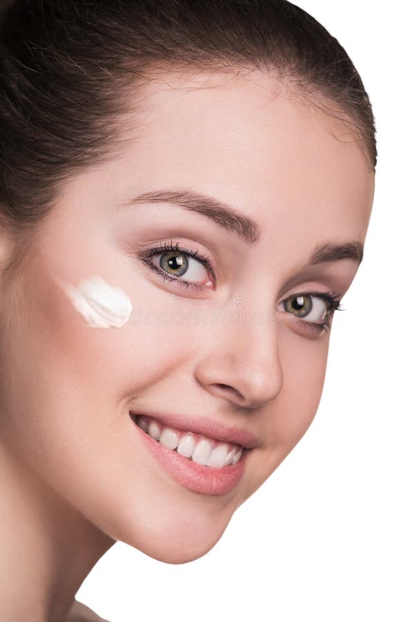 Schöne junge Frau mit kosmetischer Creme stockbild Schöne junge Frau mit kosmetischer Creme stockbild