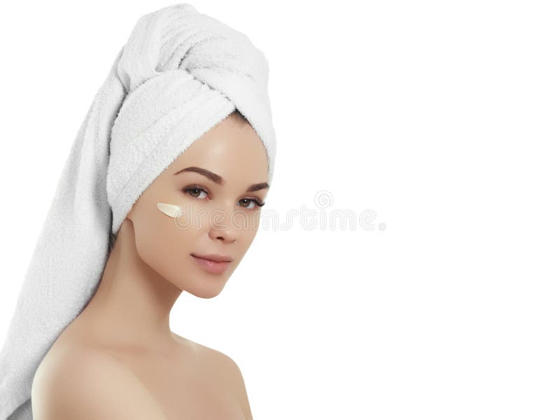 Schöne junge Frau nach Bad mit grünem Tuch Perfekte Haut Vollkommene Haut Skincare Junge Haut lizenzfreie stockbilder Schöne junge Frau nach Bad mit grünem Tuch Perfekte Haut Vollkommene Haut Skincare Junge Haut lizenzfreie stockbilder