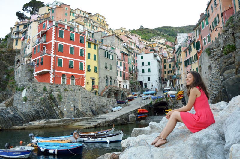 Schöne junge Frau, welche die Ansicht von Riomaggiore in der UNESCO-Welterbestätte Cinque Terre, fünf Länder, Italien genießt stockfoto Schöne junge Frau, welche die Ansicht von Riomaggiore in der UNESCO-Welterbestätte Cinque Terre, fünf Länder, Italien genießt stockfoto