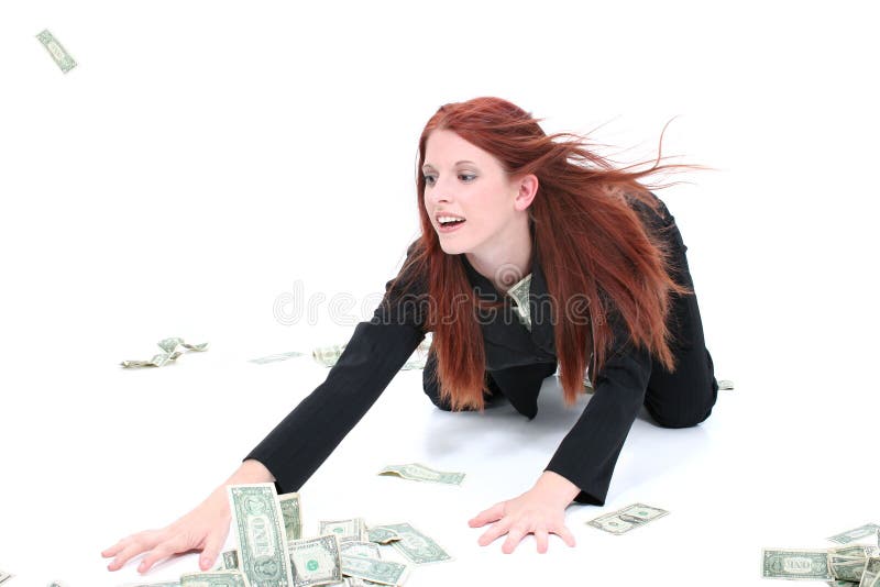 Schöne junge Geschäftsfrau auf dem Fußboden, der herauf Bargeld ergreift lizenzfreies stockbild Schöne junge Geschäftsfrau auf dem Fußboden, der herauf Bargeld ergreift lizenzfreies stockbild