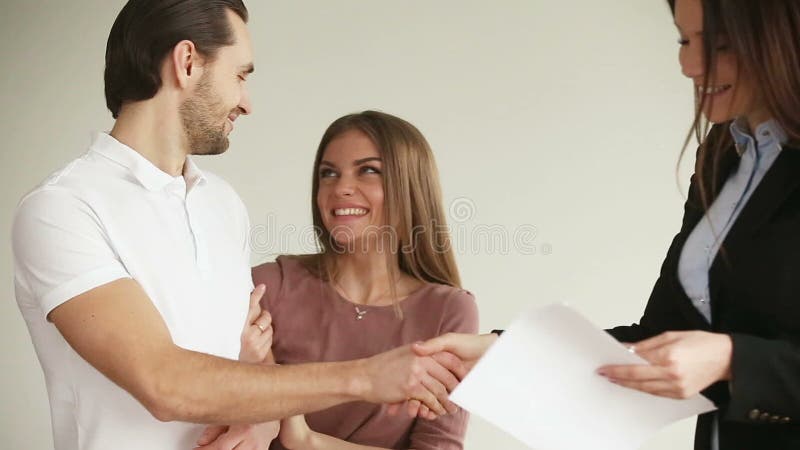 Schöne junge kaukasische Frau