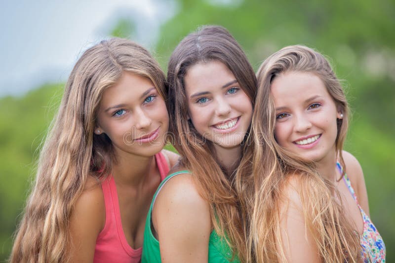 Schöne junge Mädchen mit den perfekten Hautzähnen und har lizenzfreies stockbild