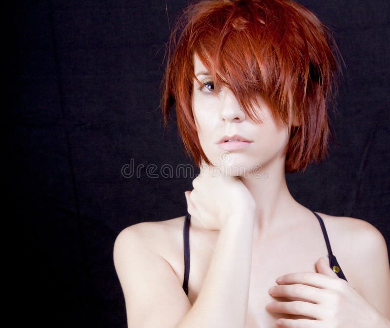 Schöne junge Redheadfrau lizenzfreie stockfotos