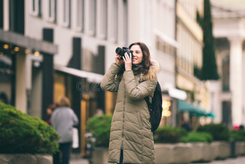 Schöne junge touristische Frau steht auf dem Hintergrund der zentralen Straße in München in Deutschland im Winter Hält ein schwar stockfoto Schöne junge touristische Frau steht auf dem Hintergrund der zentralen Straße in München in Deutschland im Winter Hält ein schwar stockfoto