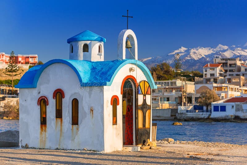 Schöne Kapelle auf der Küste von Kato Galatas auf Kreta stockfotos Schöne Kapelle auf der Küste von Kato Galatas auf Kreta stockfotos