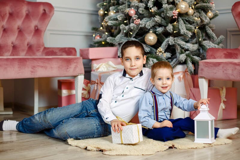 Schöne Kinder warten auf Weihnachten am Baum. Frohe Weihnachten stockfotos