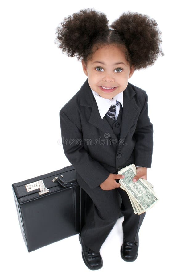 Schöne kleine Geschäftsfrau, die auf Aktenkoffer mit Geld sitzt