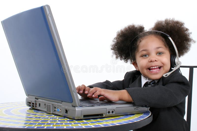Schöne kleine Geschäftsfrau, die an Laptop arbeitet