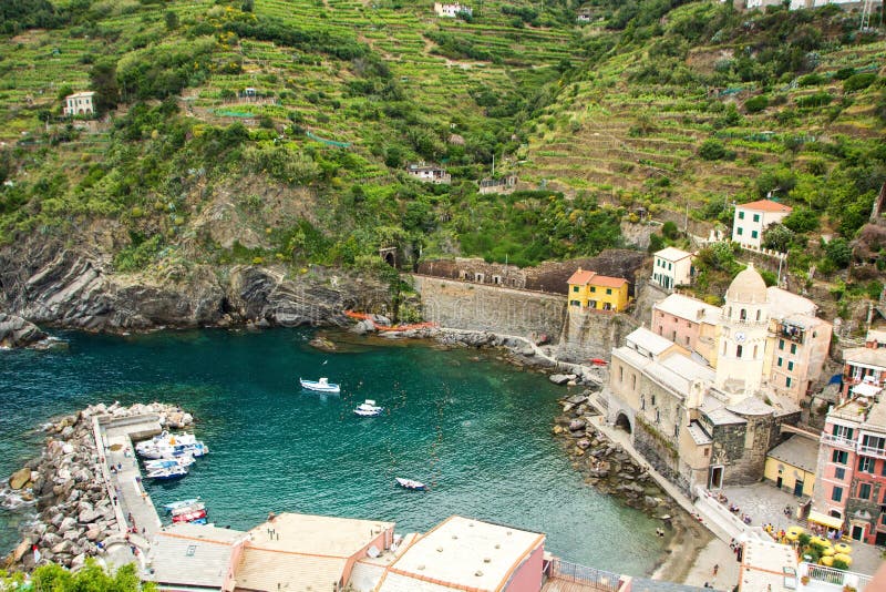 Schöne Kleinstadt von Vernazza im Nationalpark Cinque Terres Italienische bunte Landschaften lizenzfreies stockfoto Schöne Kleinstadt von Vernazza im Nationalpark Cinque Terres Italienische bunte Landschaften lizenzfreies stockfoto